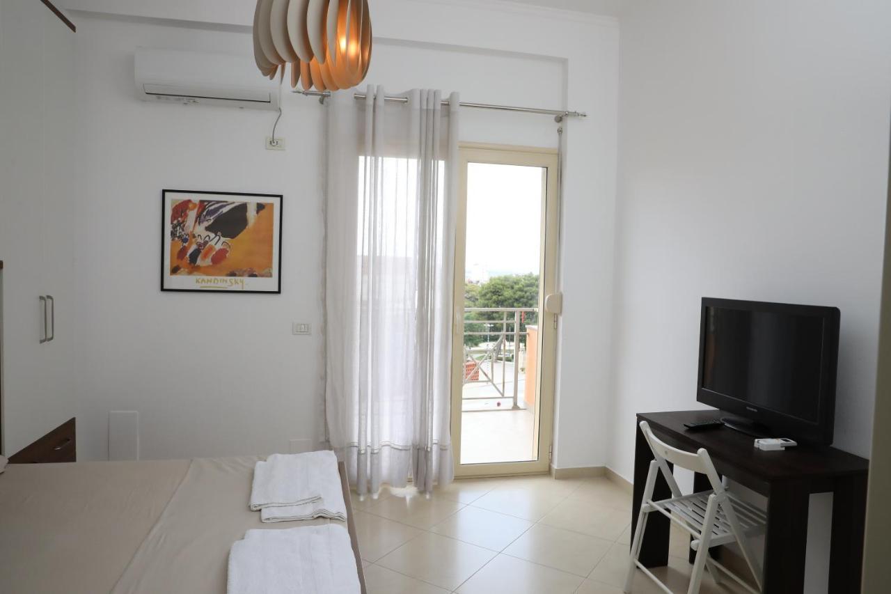 Square View Apartment Vlore Luaran gambar