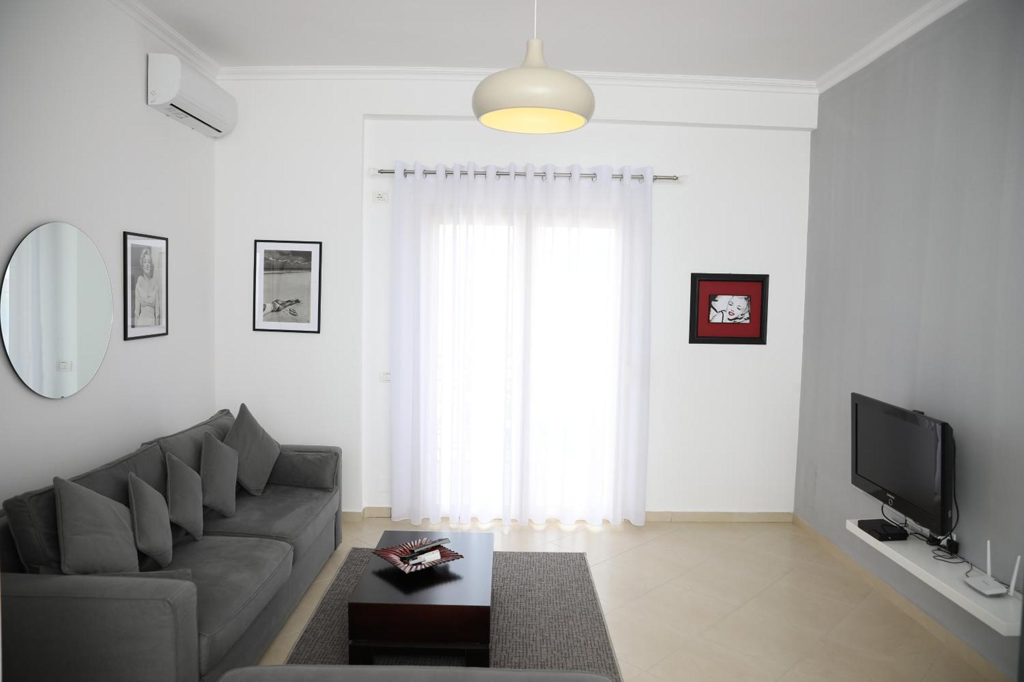 Square View Apartment Vlore Luaran gambar