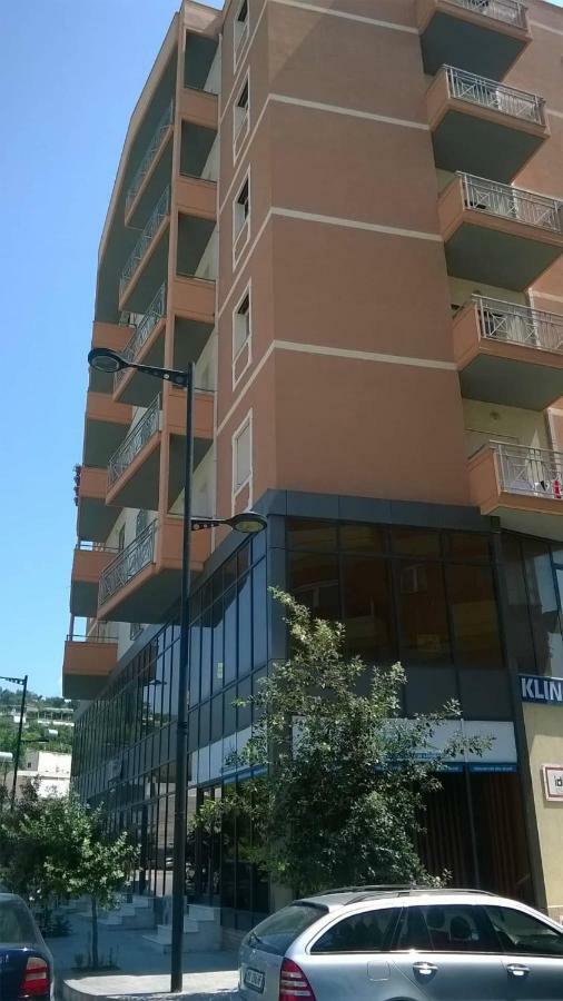 Square View Apartment Vlore Luaran gambar